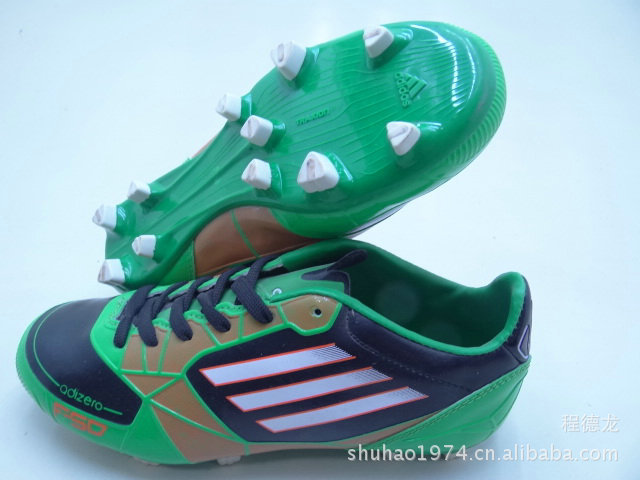 供应专业足球鞋 品牌女生足球鞋 运动鞋子库存