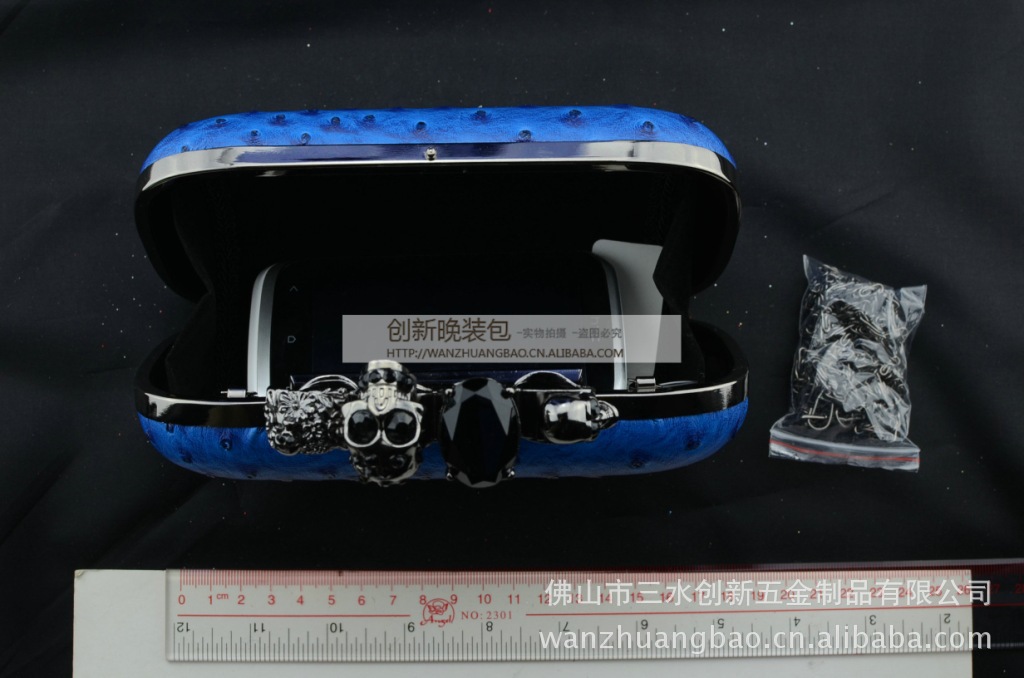 2013年新款热销四指鬼头硬盒包晚宴包