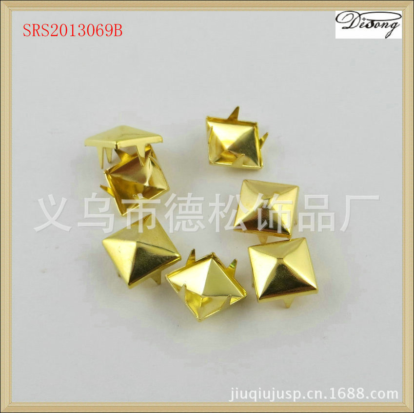 厂家批发大量优质金字塔形四爪扣,可用于服饰箱包,爪珠爪钉批发