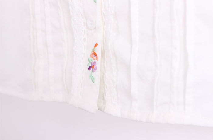 【日系纯白色<em>短袖棉衬衫</em> 花朵刺绣打褶蕾丝花