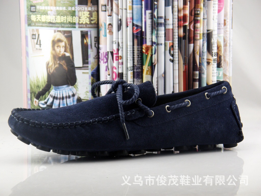 【秋季新款复古单鞋休闲平底<em>牟钉</em> 低跟舒适牛