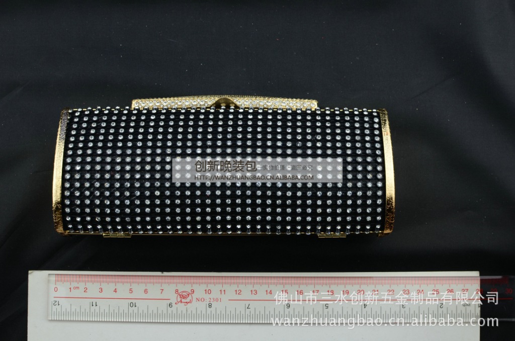 经典款女包网钻硬盒手拿包