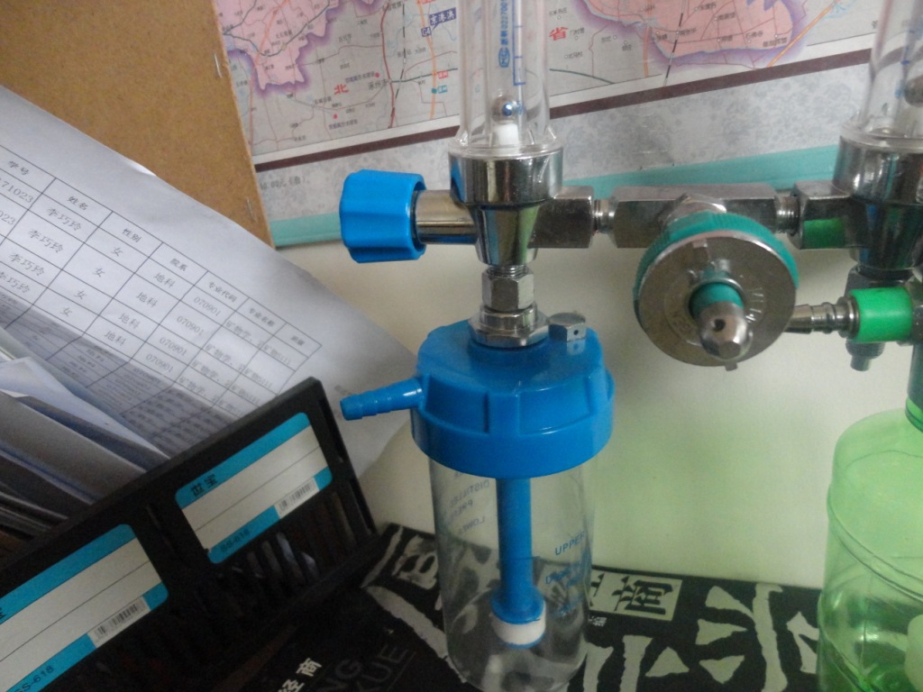 打开一次性雾化器,按医嘱加入雾化药液,连接各接口 打开氧气吸 入器上