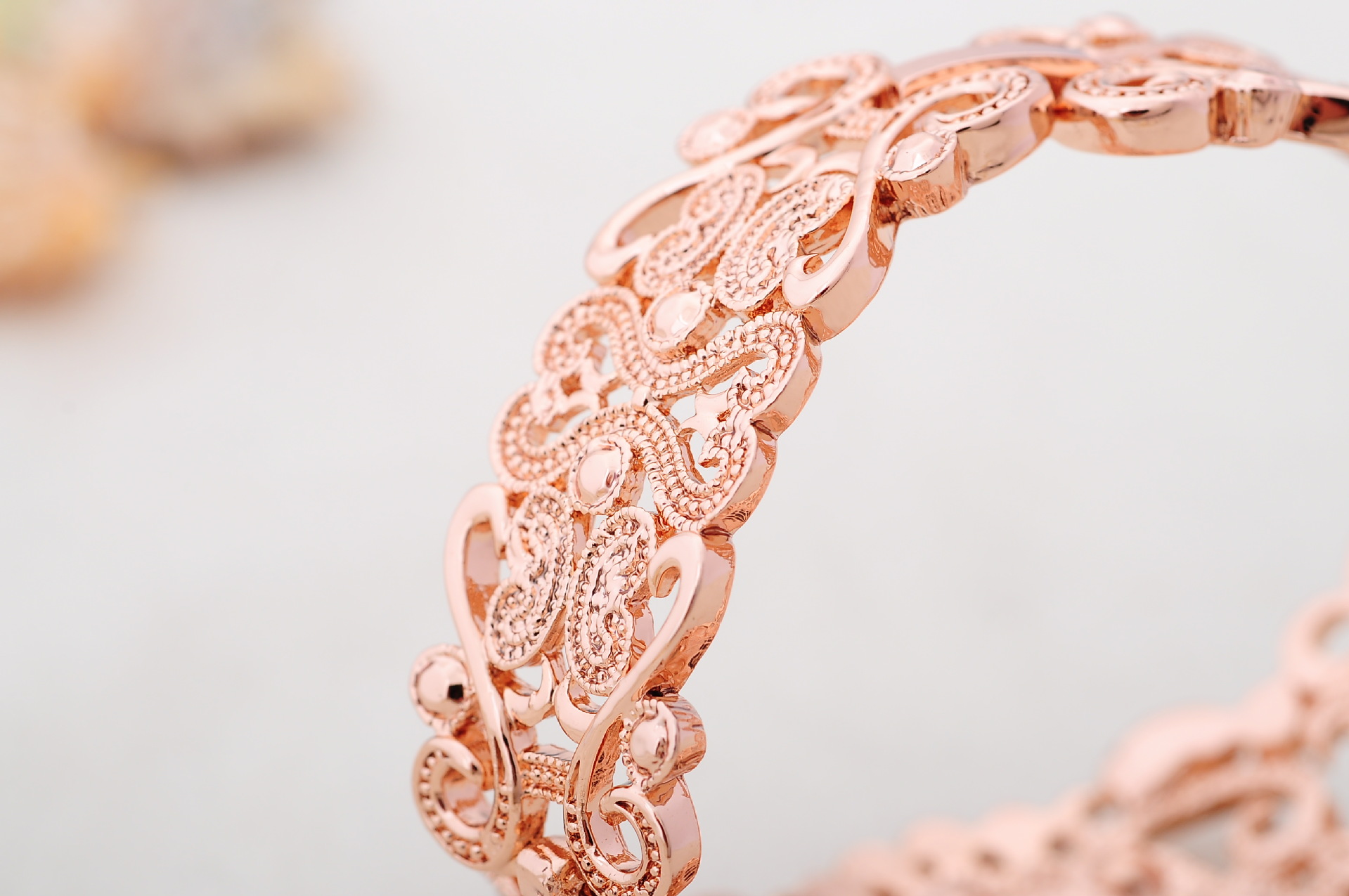 复古宫廷风<em>女王</em>头像镂空花朵宽<em>手镯</em> 时尚猫眼