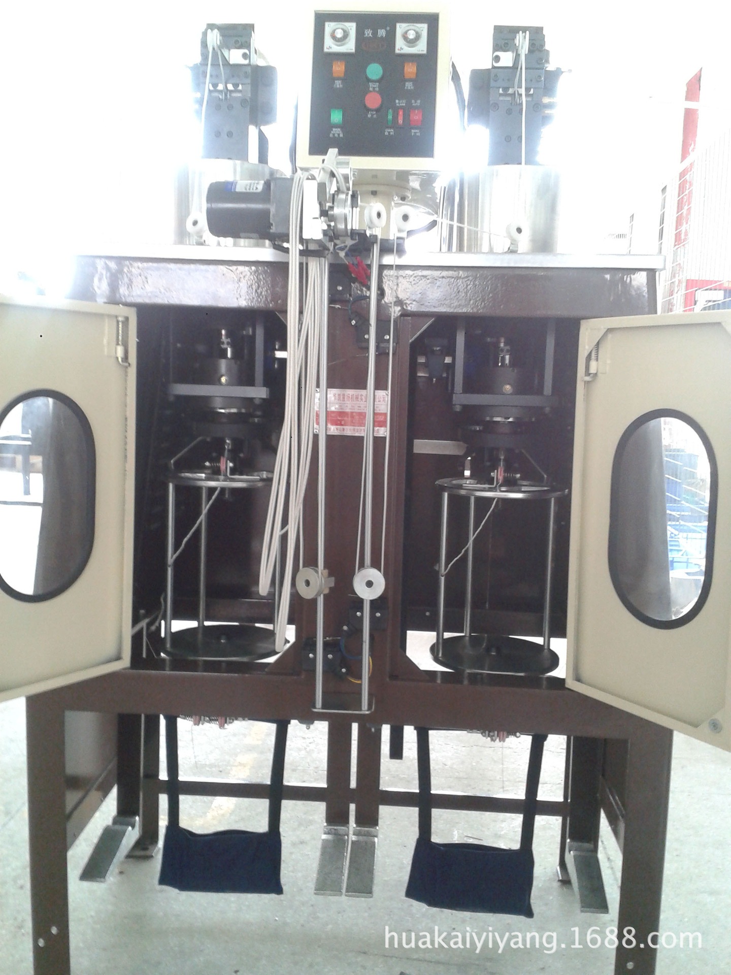 Nylon zipper spiraling machine