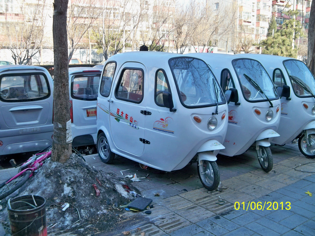 北京全封闭老年代步休闲电动三轮车电动轿车保