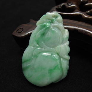 伟德国际佩戴冰种翡翠吊坠 彰显王者风范_古玩店铺_雅昌新闻