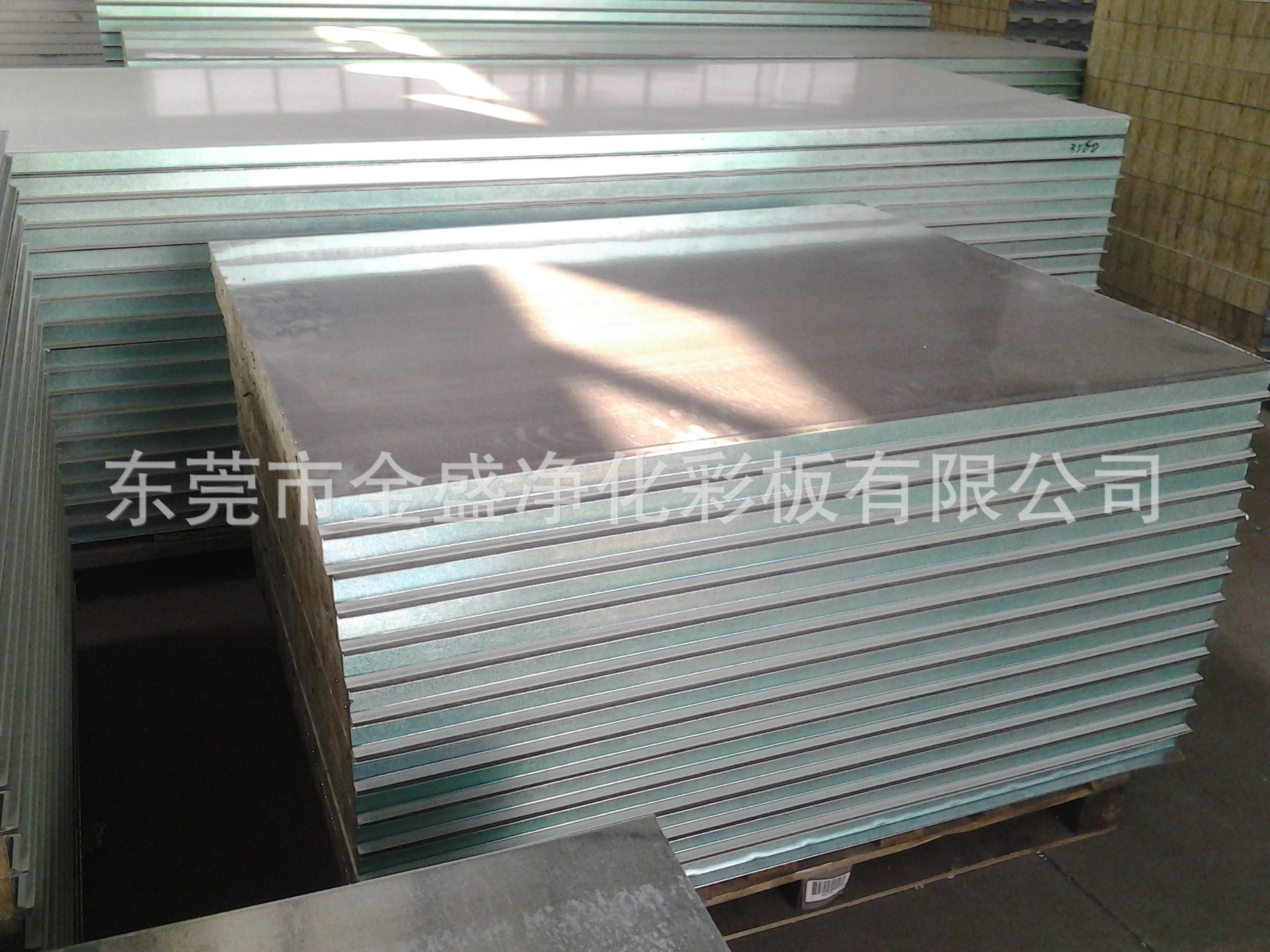 金盛公司专业生产彩钢板 夹芯板 防火岩棉板 净