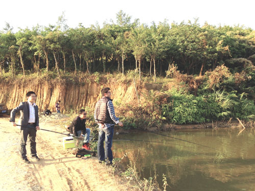 公司组织垂钓烧烤活动 促进企业精神文化建设