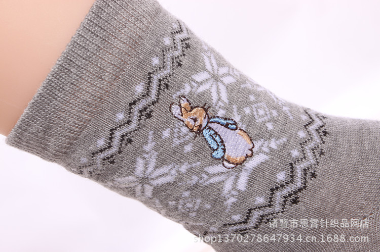 春秋款 刺绣彼得兔 全棉雪花<em>中统</em> <em>女士</em>袜子 厂家