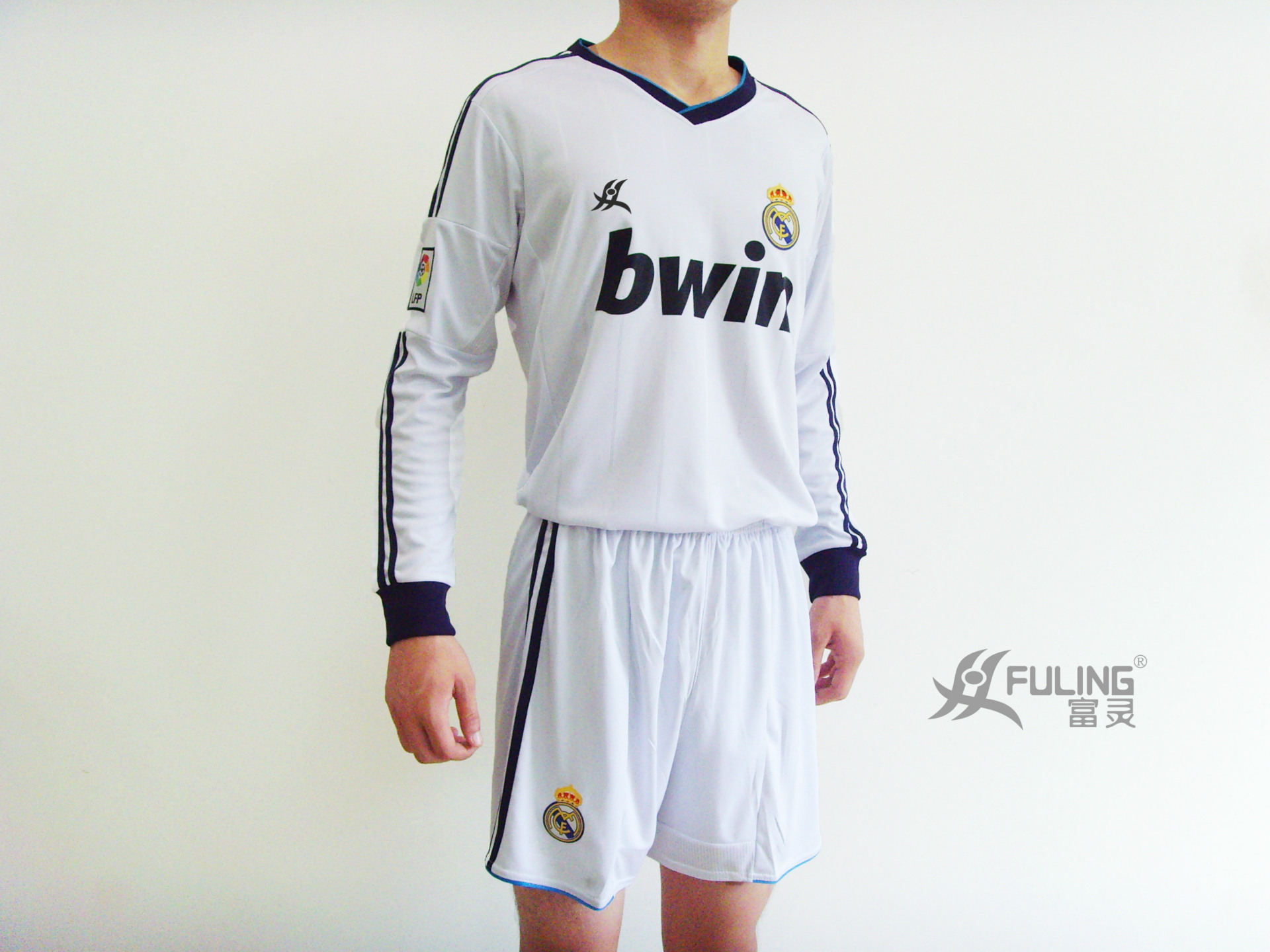 足球、篮球服-最新款皇家马德里主场长袖足球