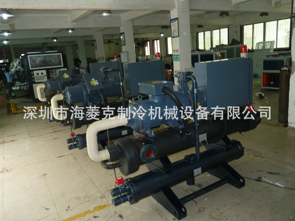 螺杆冷水机背面