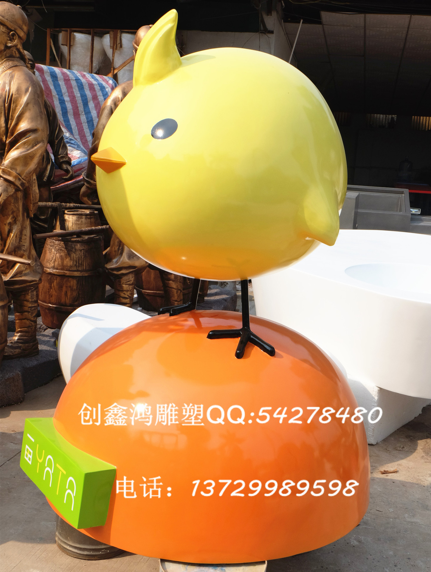 玻璃钢卡通雕塑 外贸出口卡通鸡雕塑 校园美陈橱窗摆件定制厂家