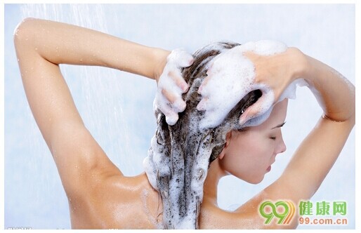 不正确选择洗发水后遗症,造成<em>头发</em>易<em>断掉</em>发,你