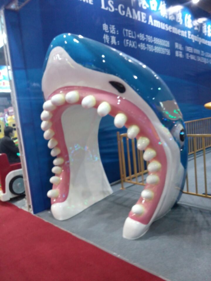 【鲨鱼嘴卡通动物雕塑 可摆放于游乐园门口 吸