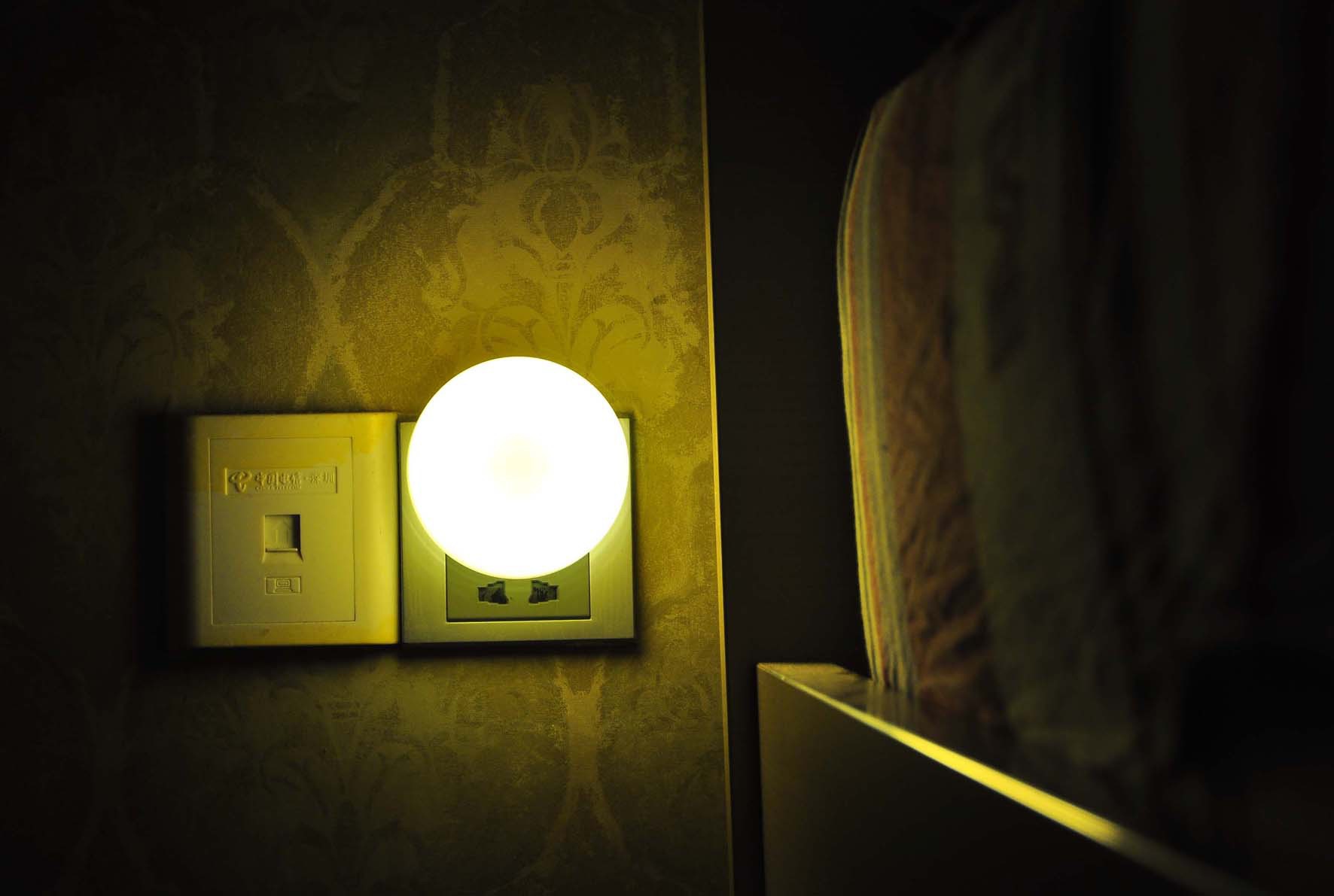 LED智能光控感应圆形床头灯创意节能环保眼婴