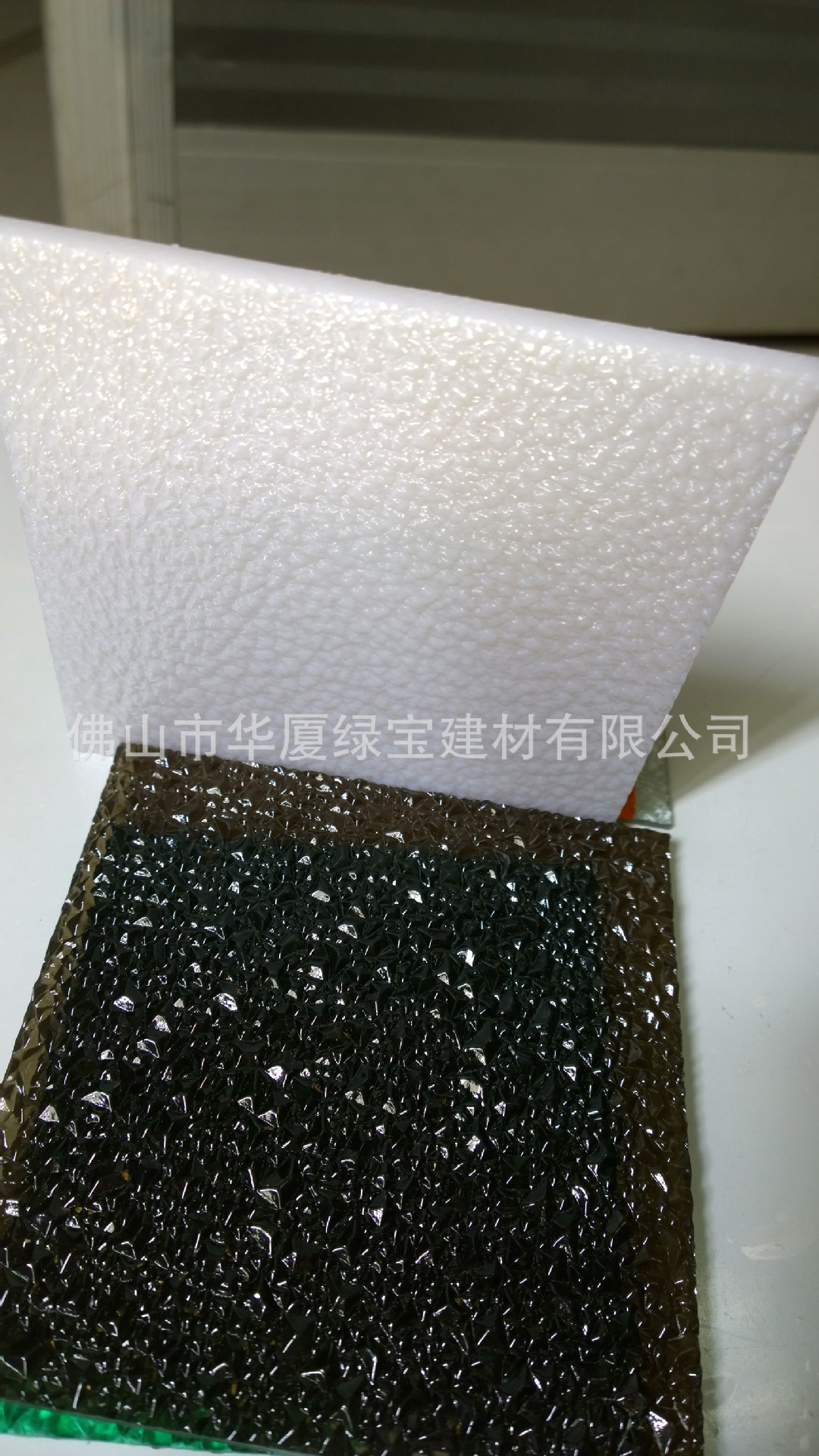 茶色和白色颗粒板