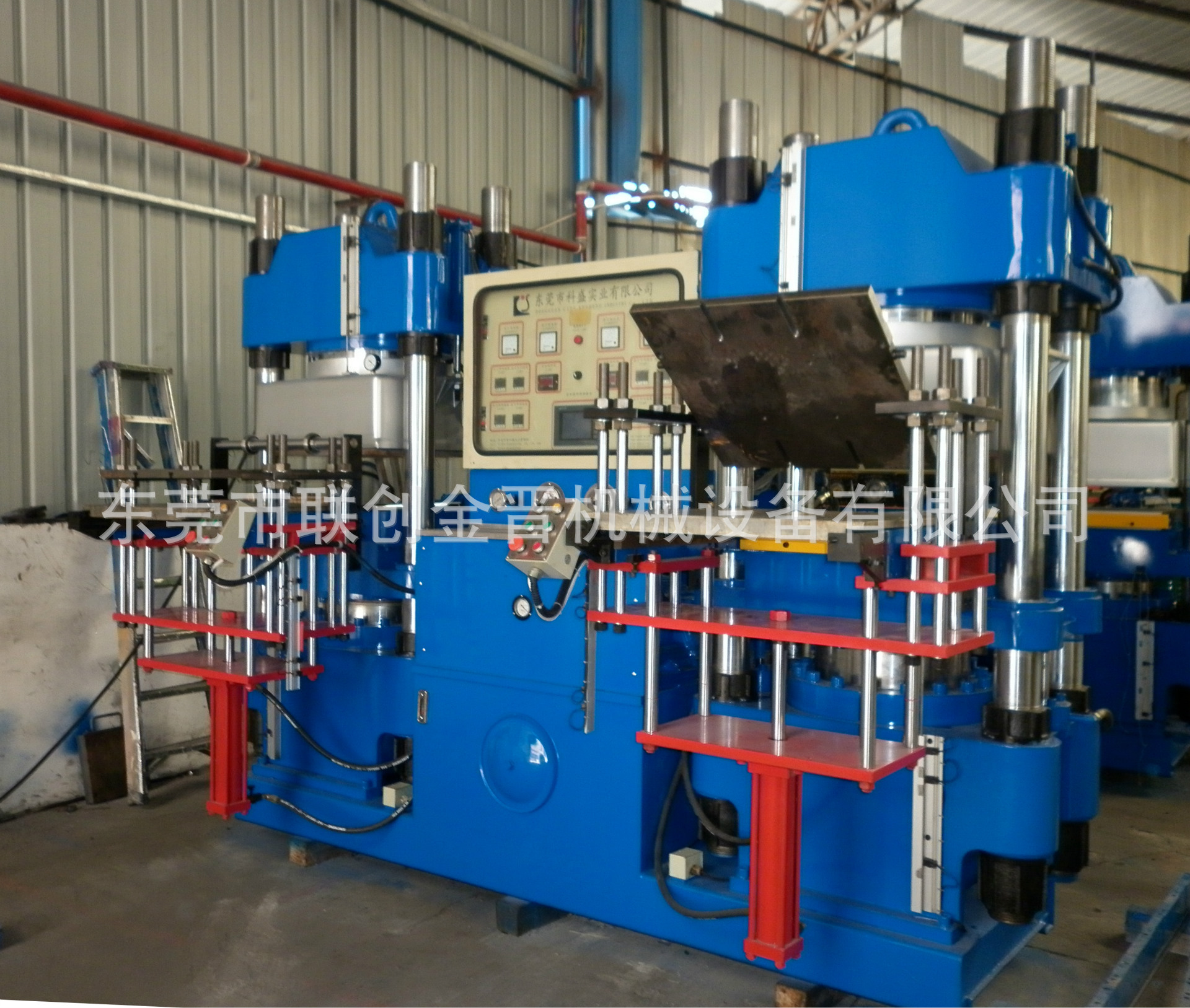 科盛300T真空機(jī)(右側(cè))