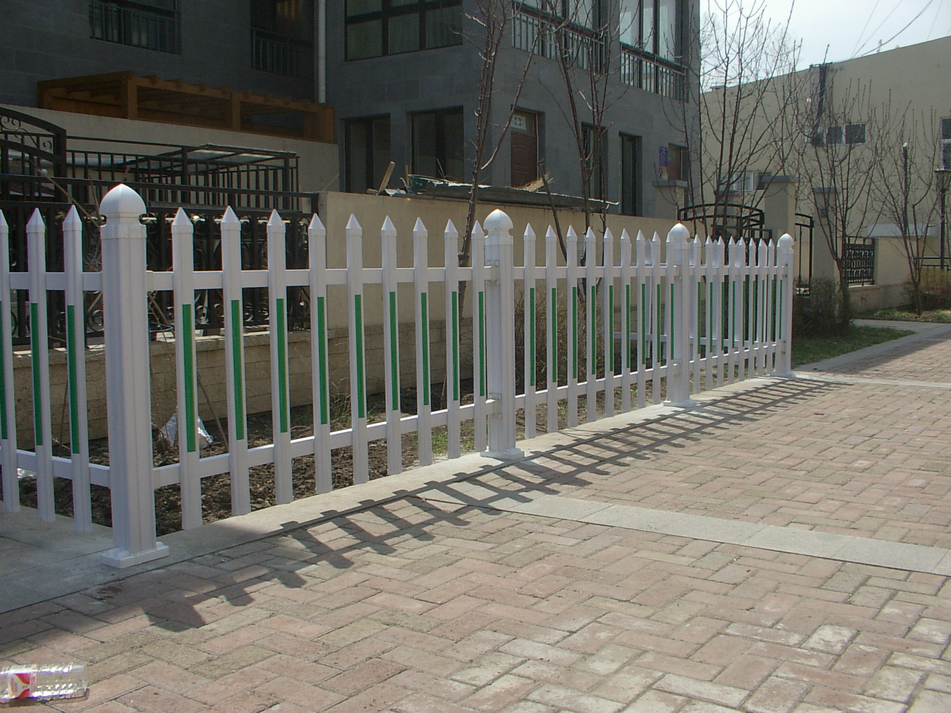 PVC围栏 草坪围栏 小区围栏 PVC型材 配件 哈