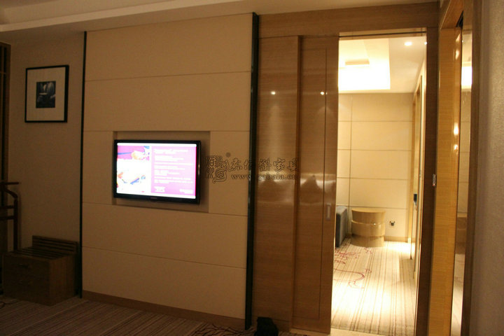 热销 酒店客房家具 电视背景墙 黑色亮面饰面 1.5米时尚简约风格