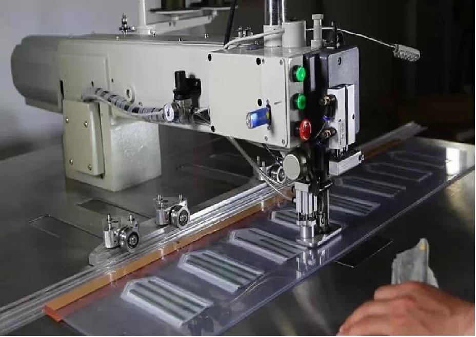 羽绒服绗线自动模板缝纫机