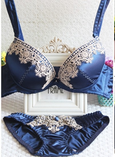 日系新款 性感<em>聚拢光面</em>蕾丝高贵少女<em>文胸套装</em>