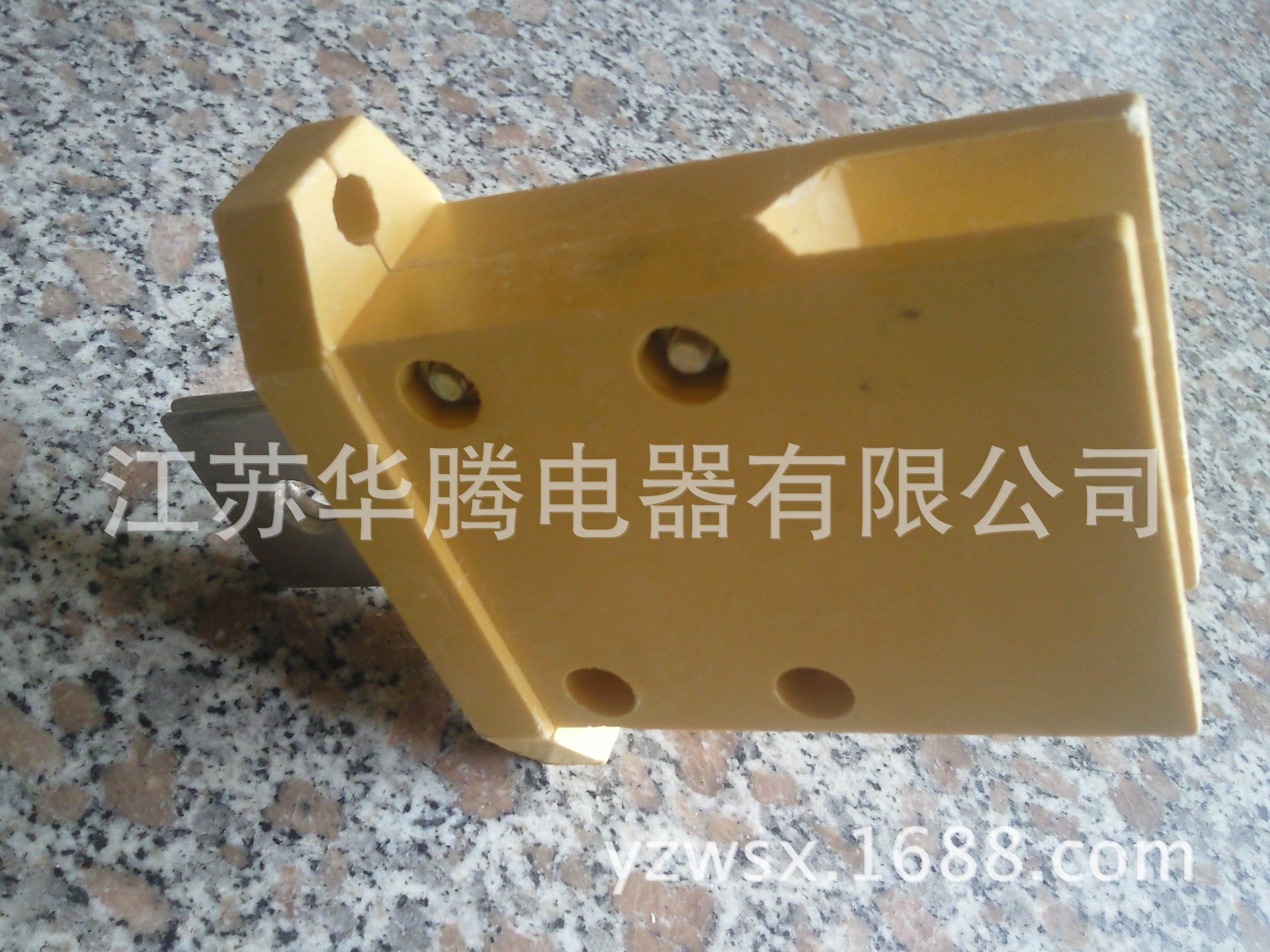 独立型母线槽插接件