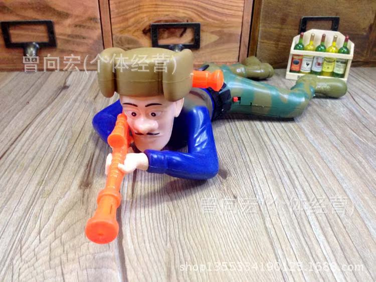 1122光头强电动爬兵 爬行 灯光 声音 电动玩具 地摊首选热卖玩具