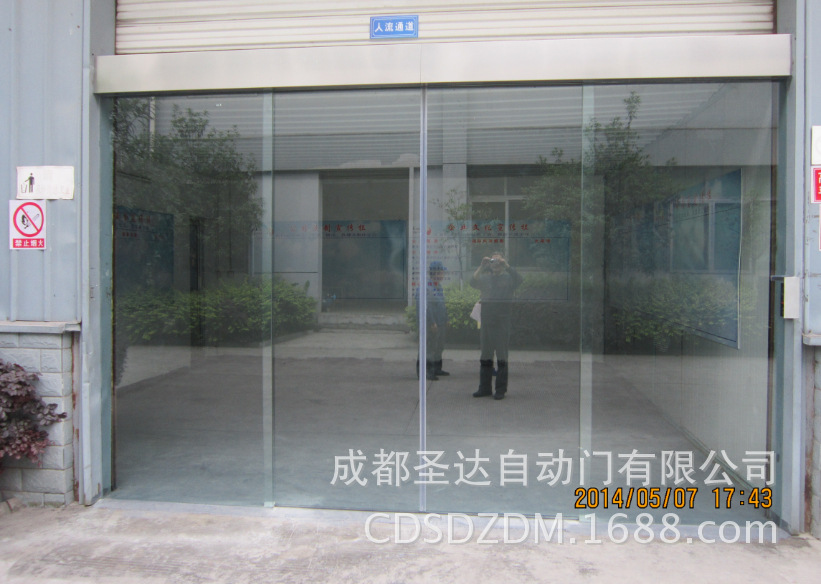 郫县现代工业港指纹考勤门9