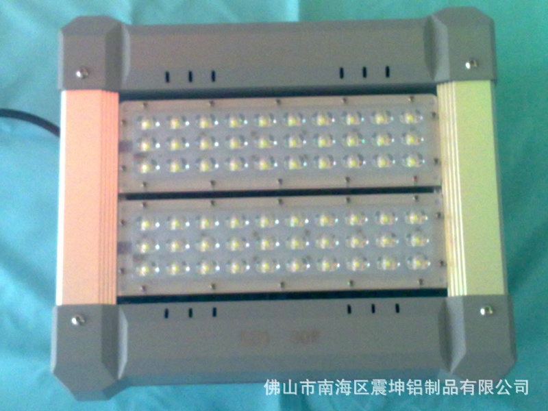 20130403899
