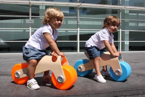 Glodos BIT设计独特儿童两轮自行车滑板车让宝