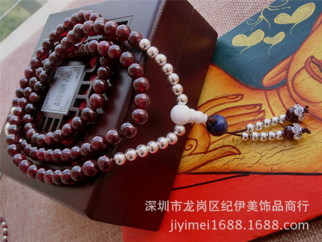 代理143#      石榴石是1月生辰石,它代表着忠诚,友爱
