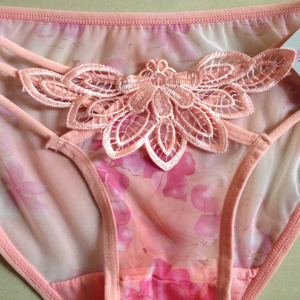 <em>女士内裤</em>-镂空印花吊带性感透气丁字女士三角