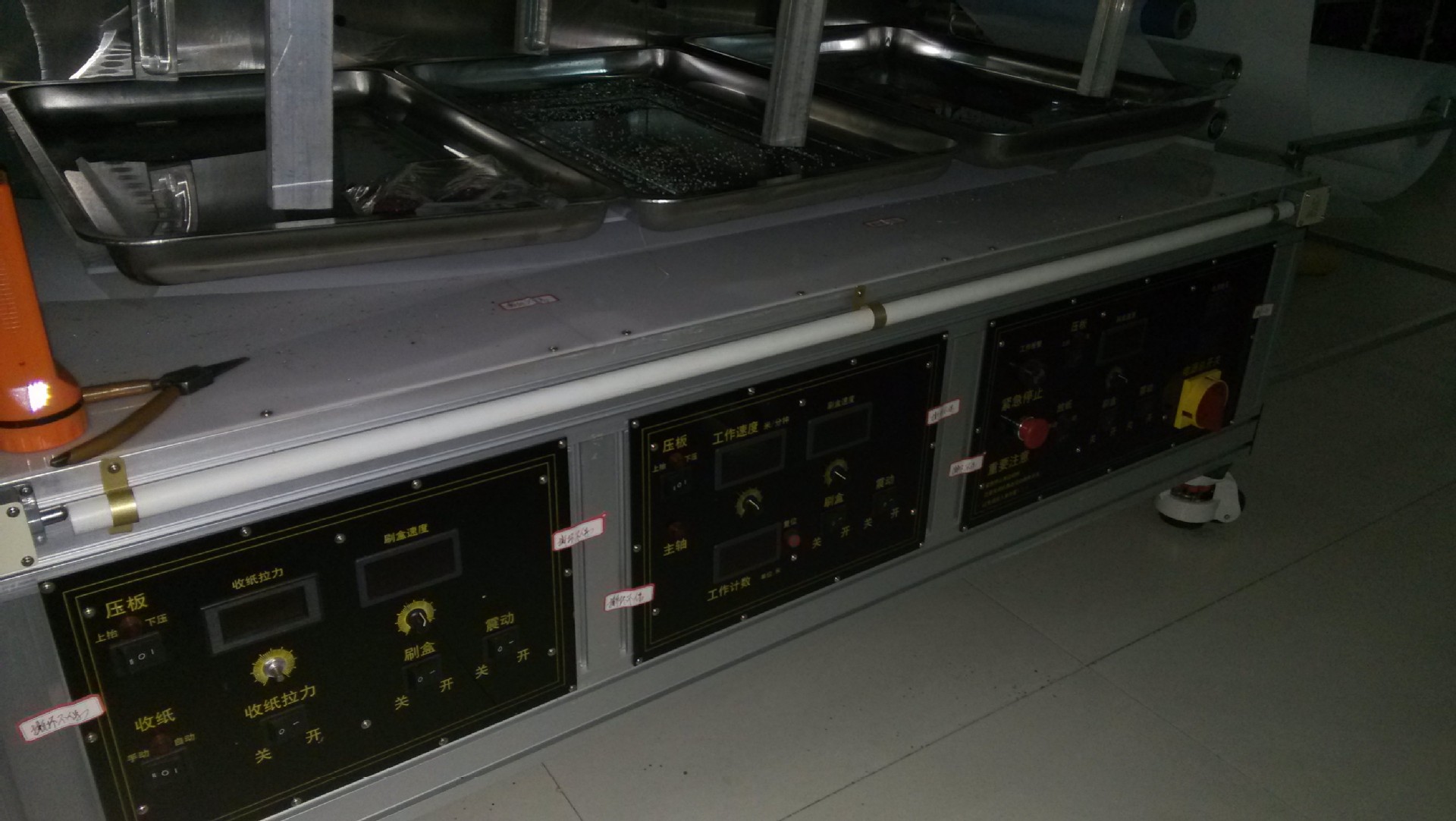 服装加工辅助设备-全自动刷钻机 自动刷烫图机