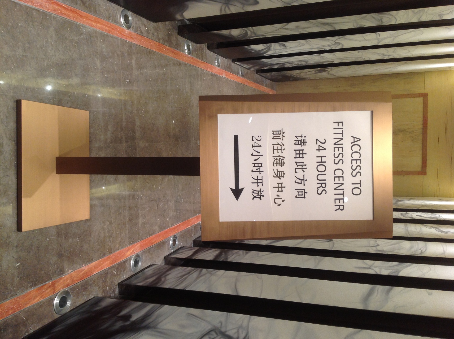 酒店镀金拉丝不锈钢迎宾牌2