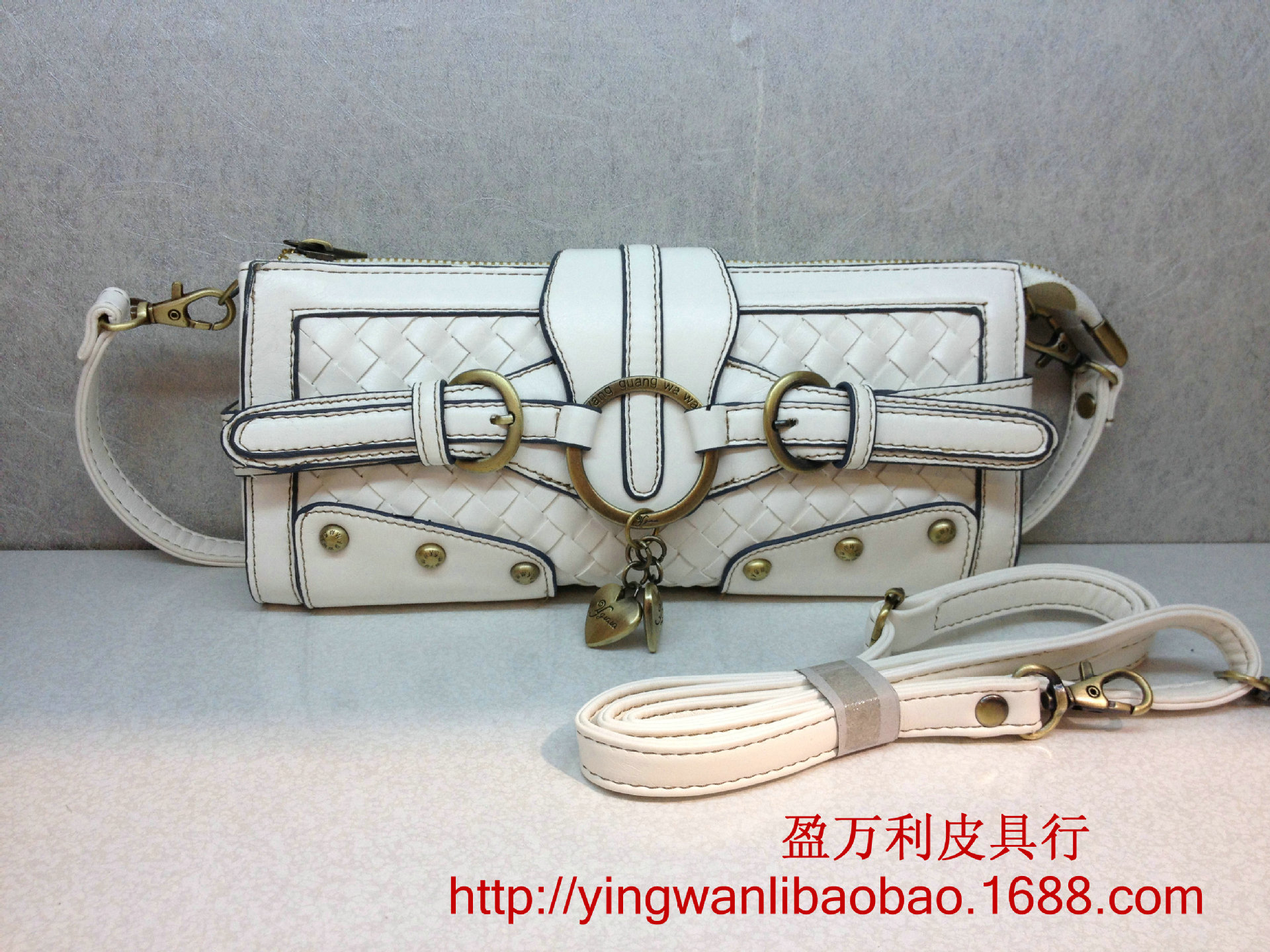 柳釘單肩斜跨包01