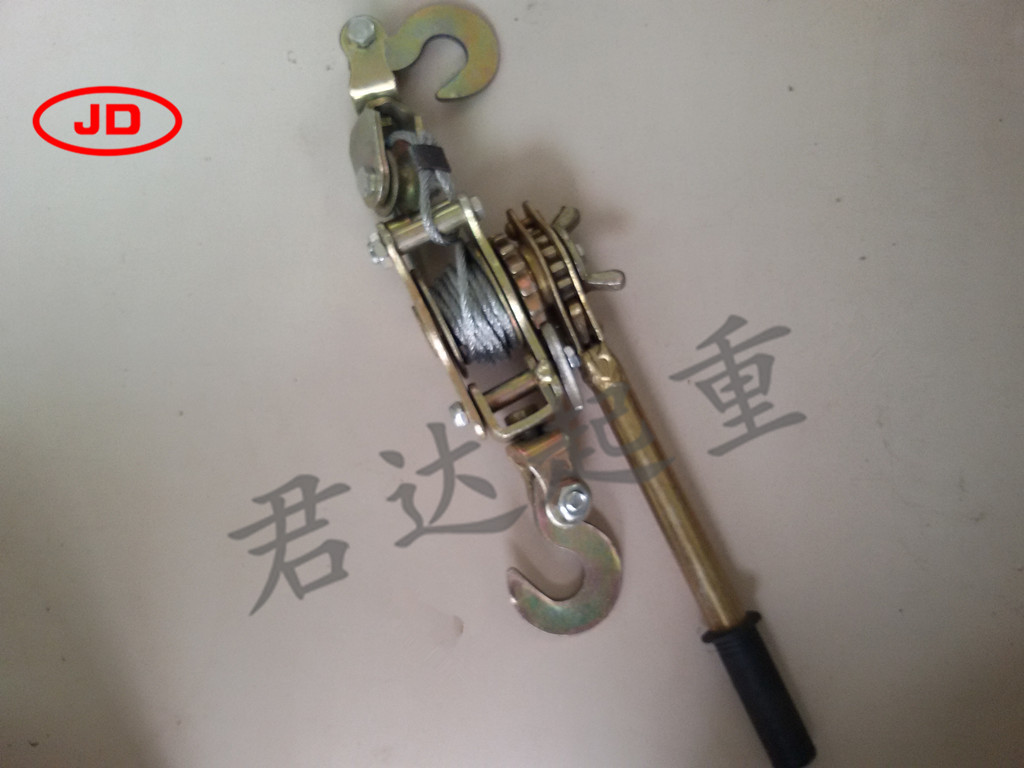 钩形丝杆头部设有锁片,防止挂接时钢绞线或钢丝绳从钩中弹出