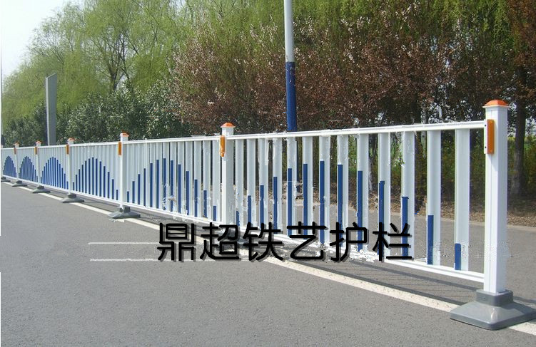 城市道路护栏安装过程简介 马路中间安全隔离