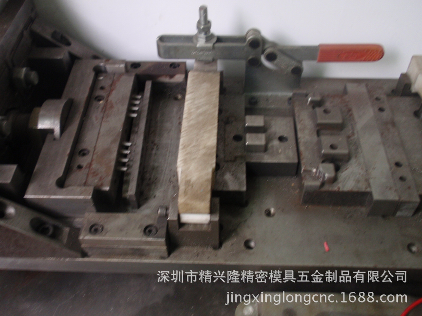 提供压铸模具，塑胶模具设计与制造