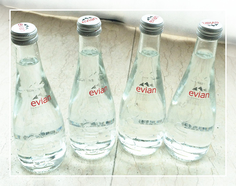 法國(guó)Evian依云正品 純天然礦泉水健康 330ml*24支 玻璃瓶 可批發(fā)