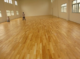篮球馆的木地板报价_北京篮球地板_篮球会伤地板吗