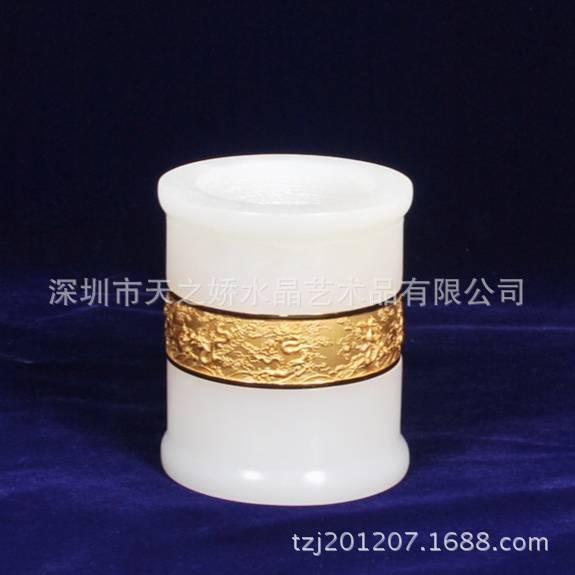 金镶玉笔筒