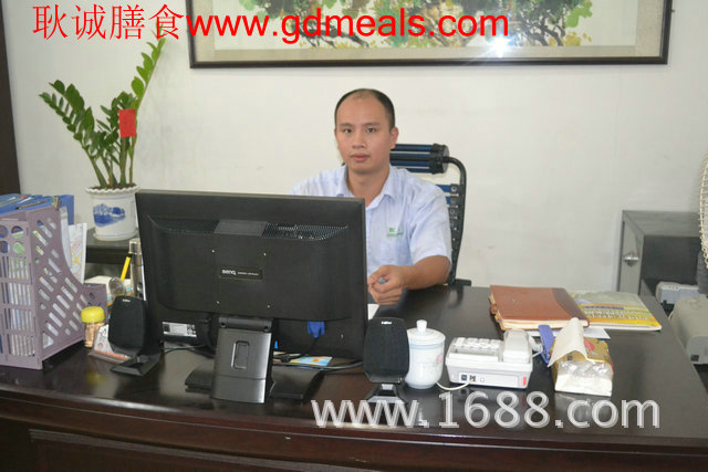 工厂自己经营食堂和承包给膳食公司公司有什么