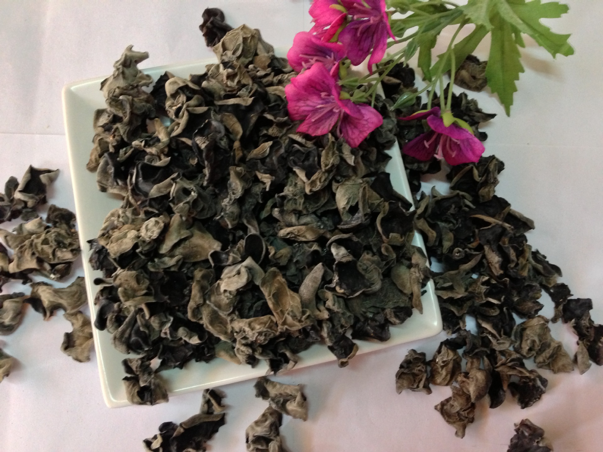 滋肾养胃,活血等功能,它能抗血凝,抗血栓,降血脂,黑木耳的作用降低血