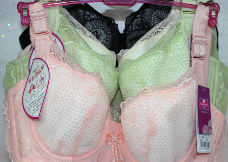 【大胸专供<em>薄海绵</em>透气孔杯调整型<em>文胸</em>舒适女士