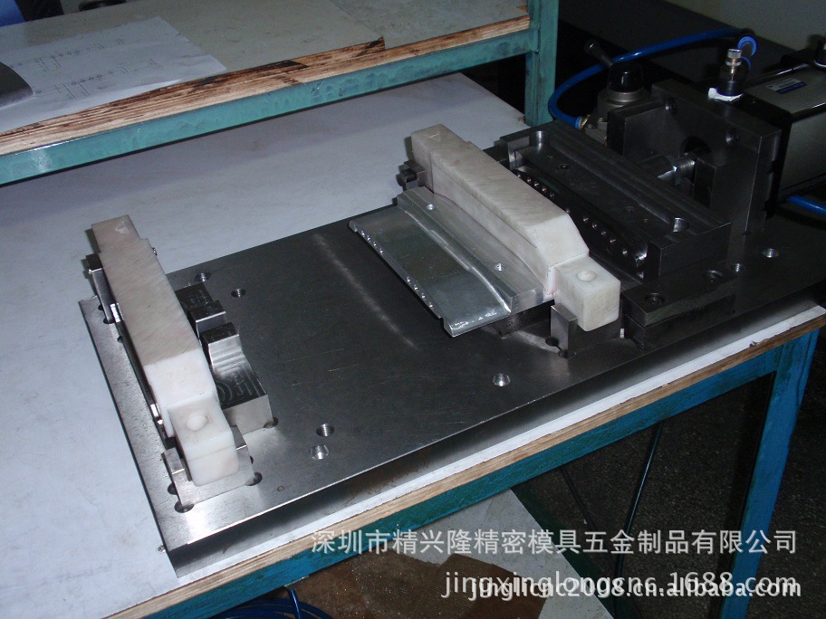 提供压铸模具，塑胶模具设计与制造