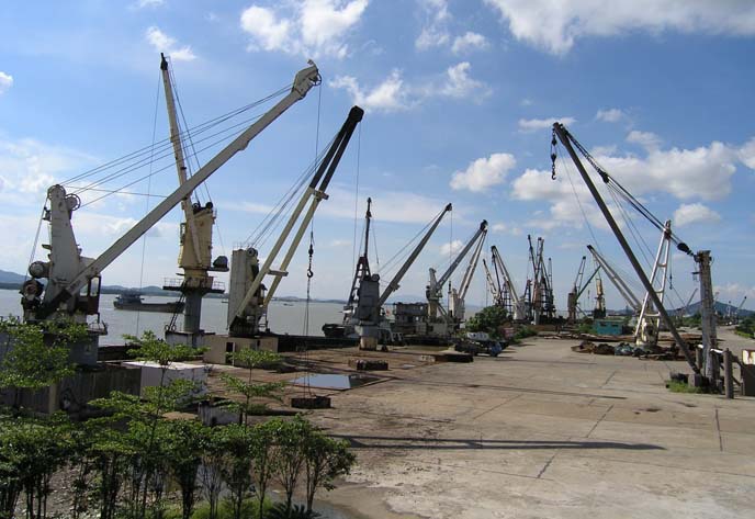克令吊是外来词,英文是crane,又称船用吊机,船用起重机,是船上的一种