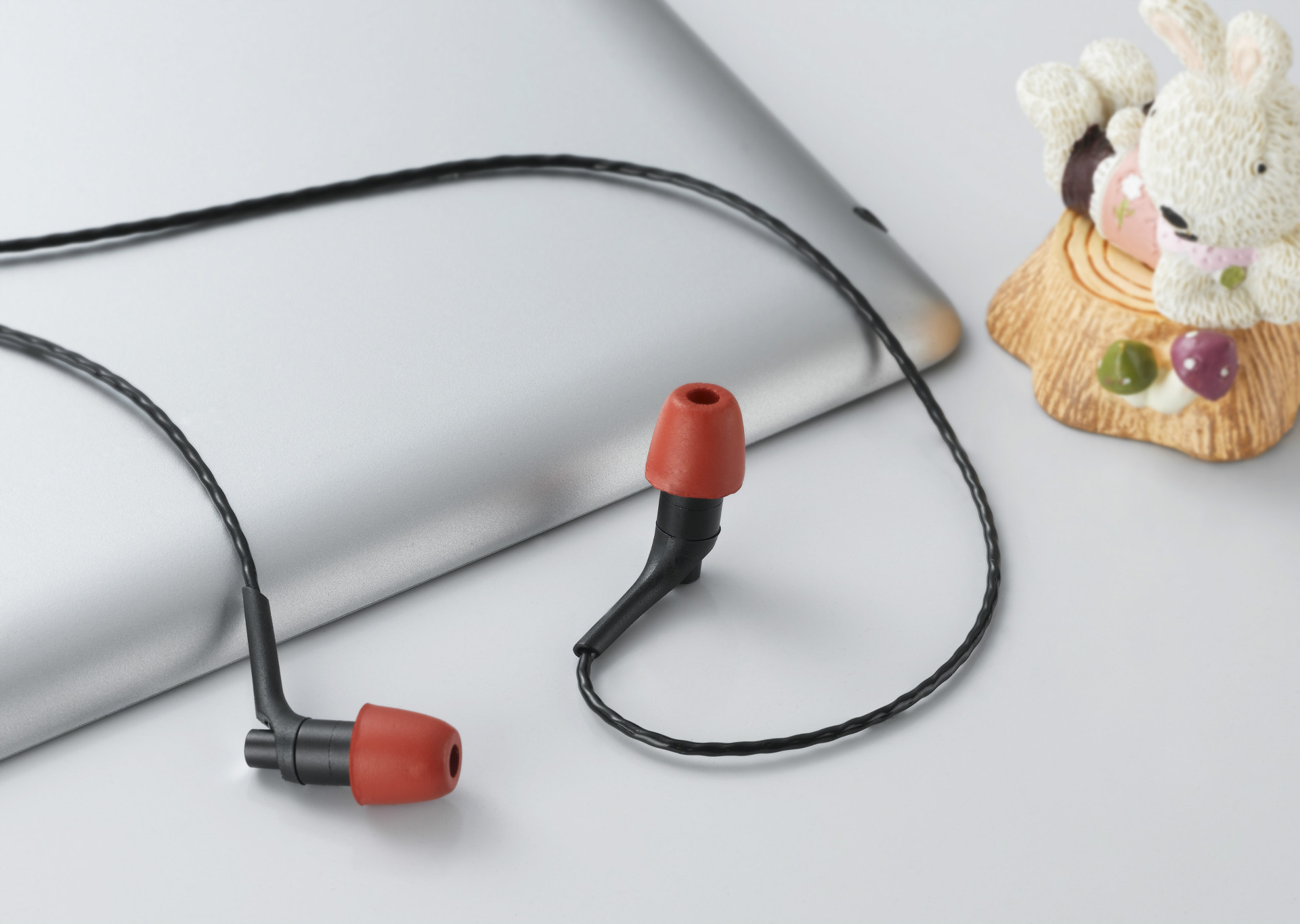 新款聆动v-9耳机 入耳式hifi强劲低音手机耳机 带麦耳机厂家批发