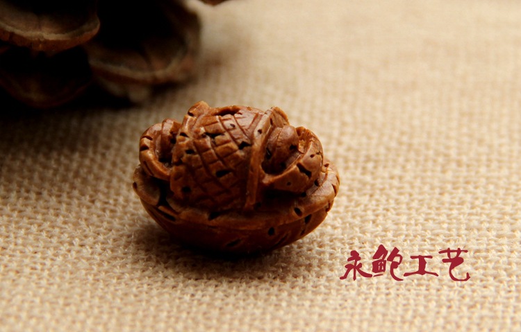 三:购买桃核产品必看: 野生桃核雕刻,纯手工制作,部分存在裂缝的