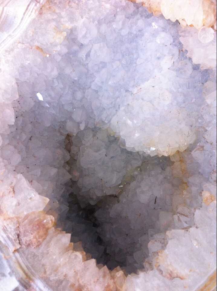 白晶洞又称为风水石,有圆形或椭圆形的,中空的.